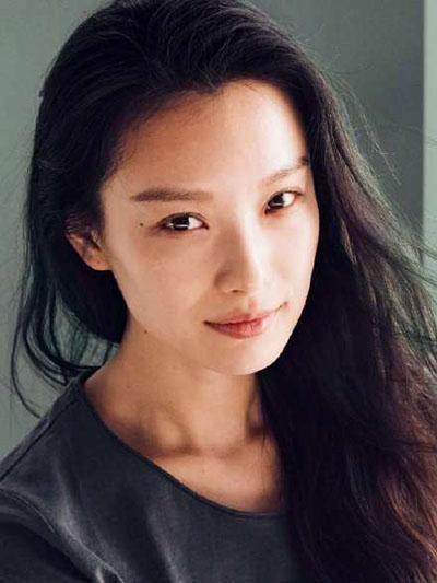 奶茶妹妹章泽天不惧路人镜头 !网友:原来素颜还可以这么美!