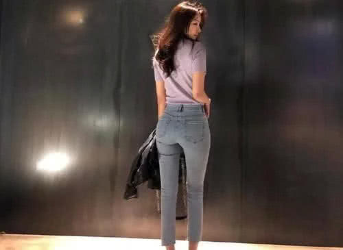 时尚穿搭:妹子穿牛仔裤出街,更具时尚潮流气息!