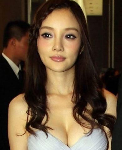 范冰冰工作室发15字微博强行洗白，网友评论区狠狠打脸！长见识了