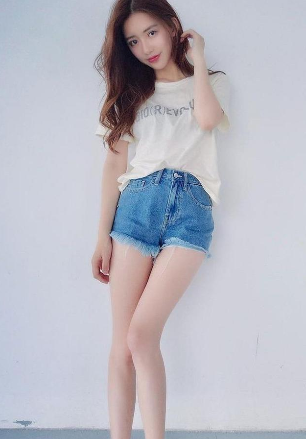 凹凸明显的牛仔裤姑娘，尽显曼妙身姿，养眼又上镜！