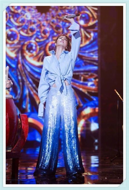 蔡依林太牛了！外套居然能当披肩用，网友：天后气场果然不一般！