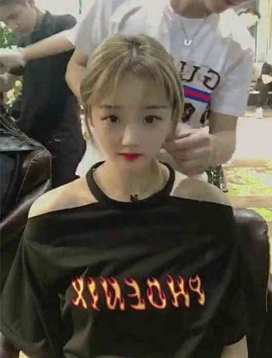 短发姑娘去理发店想接个长发,接完气质都变了,好像换了一个人