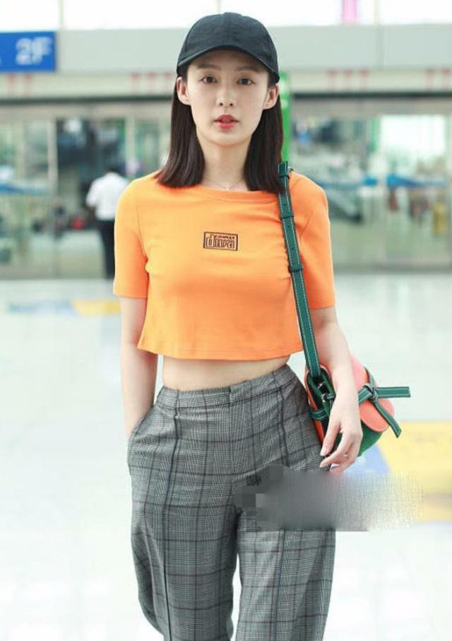 李沁穿着变大胆，衣服挺俏皮，网友：哪都好，就是腰部赘肉暴露了