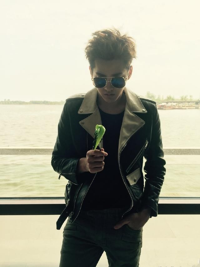 最会戴墨镜的吴亦凡，和最不会戴墨镜的张艺兴，差距不是一两年