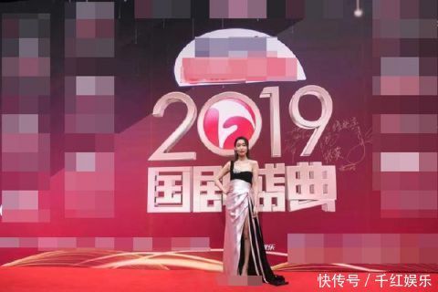  红色：37岁高露终于变了，大开叉长裙性感，红色衬衫配A字裙时尚减龄