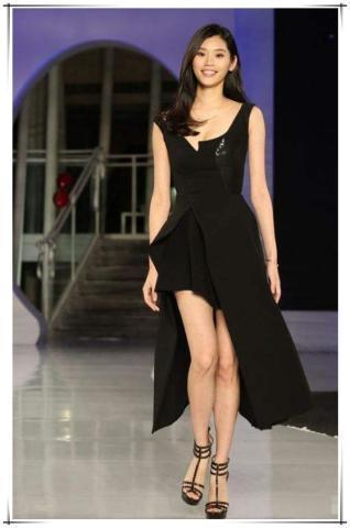 奚梦瑶这么开放？穿个“内衣”就来机场，网友：越暴露越时尚？