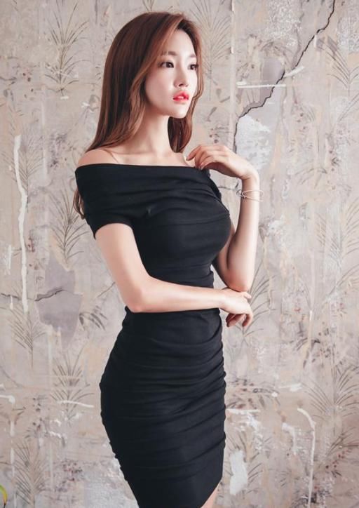 帅气有型的紧身裙美女，展现成熟优雅的气质，魅力四射！