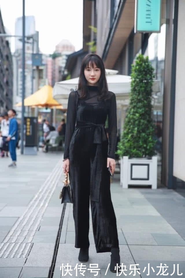 『清爽』街拍:小姐姐清爽利落,穿一袭时髦的改良旗袍装,十分迷人