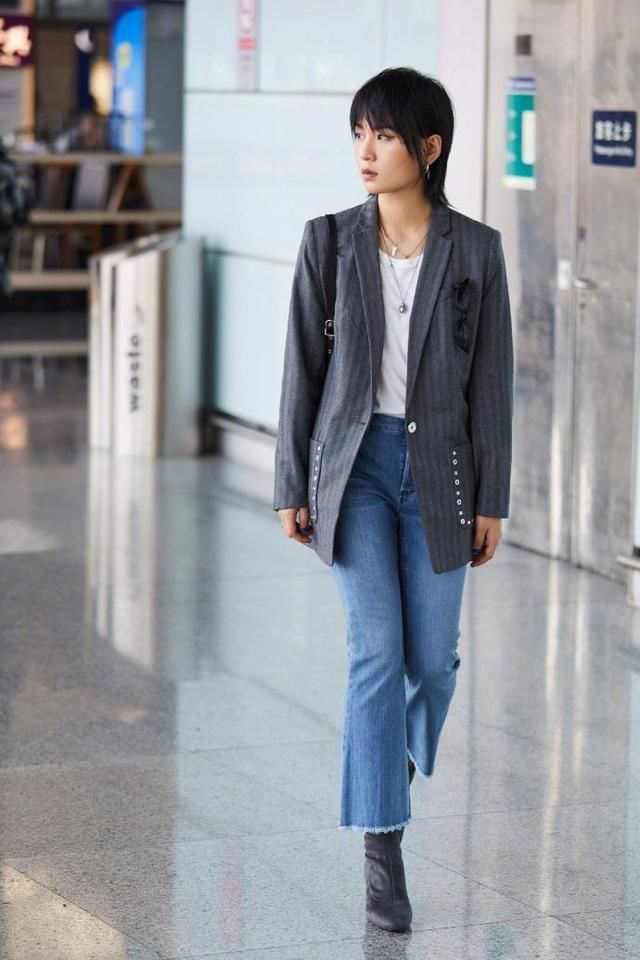 周笔畅碎短发配短靴利落造型出发纽约时装周，网友：眼妆一秒出戏