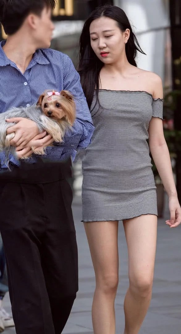 一字肩与包臀的结合让小姐姐成为焦点，白皙修长大腿摇摆的姿态吸