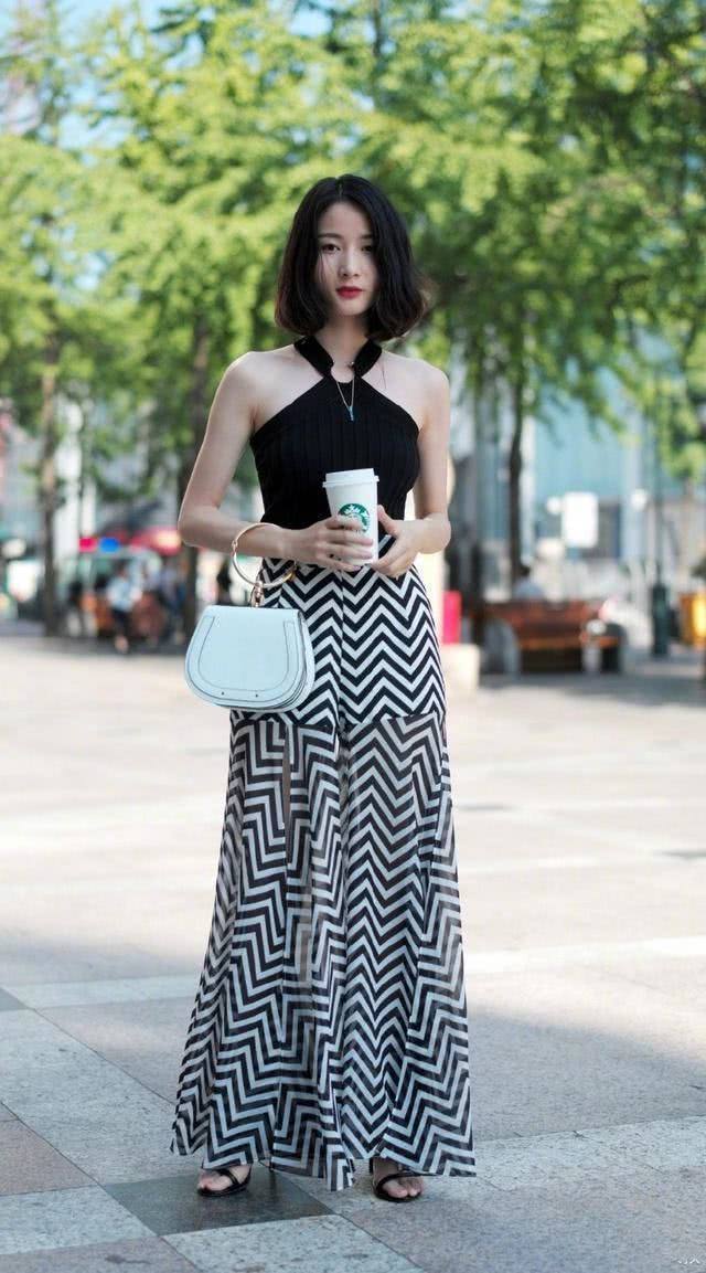 街拍：清凉气质的漂亮小姐姐，青春活泼格外的醒目！