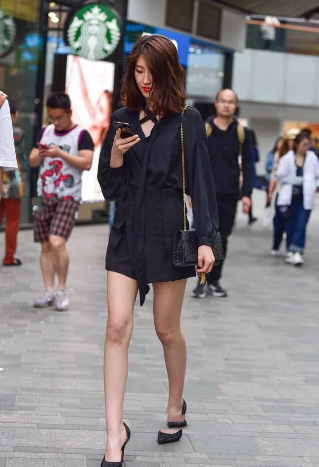 苗条小姐姐短裤搭配高跟鞋小女人味儿十足，旁边的弟弟忍不住偷看