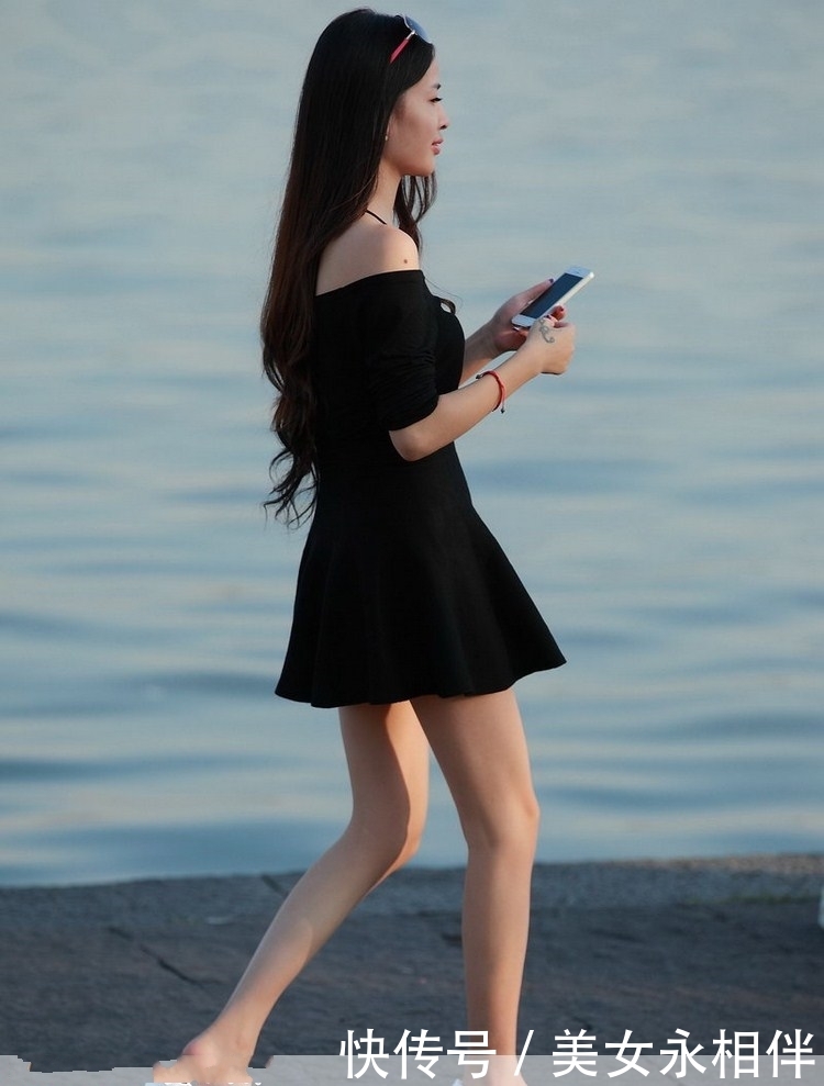 街拍:黑色连衣裙小姐姐,一个人在海边散步,气质优雅迷人