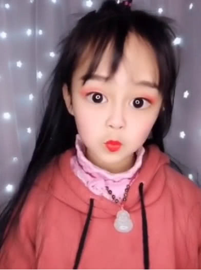 6岁小萝莉偷拿妈妈化妆品，几番努力下，竟然画成了这个模样！
