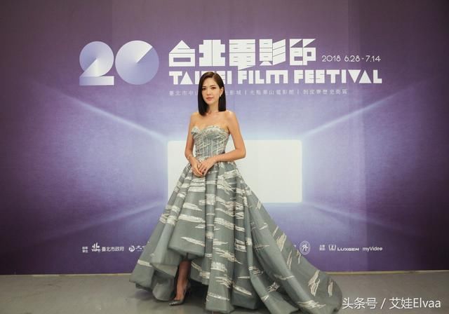 34岁许玮宁穿领口低到肚脐眼的上衣，下装还是露腿装，真的是太拼