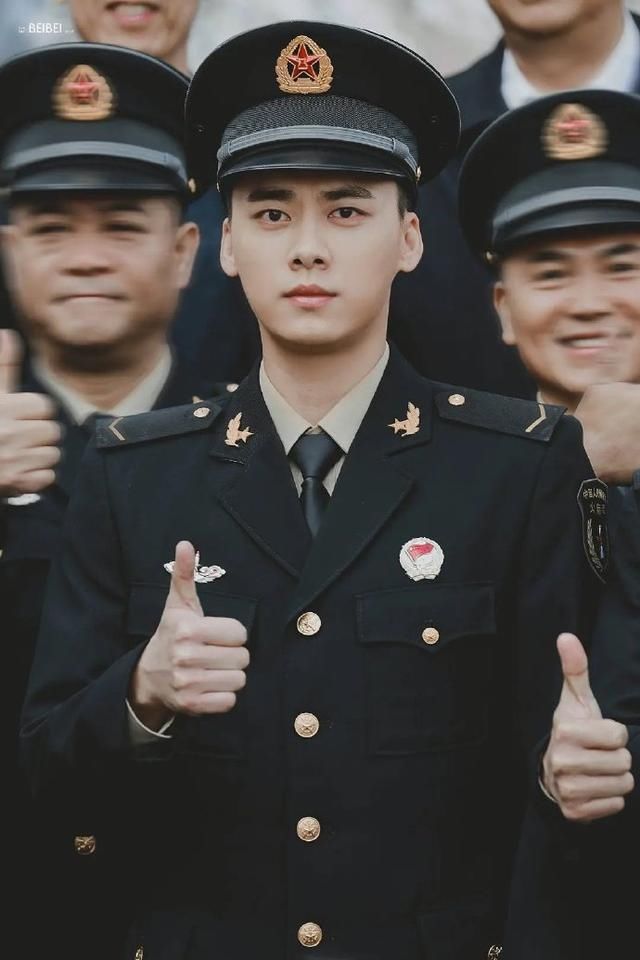 李易峰参加火箭军婚礼