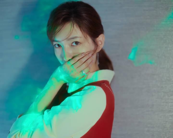 红色系还能这么穿吗?魅力无限，江疏影你又美了!