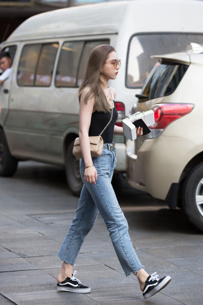 路人街拍：小姐姐光滑的美腿踩透明凉鞋时尚性感，吊带香肩好看