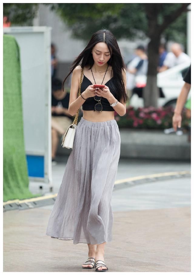 街拍：图1露肩上衣，图2吊带连衣裙，图3身材丰满充满韵味！