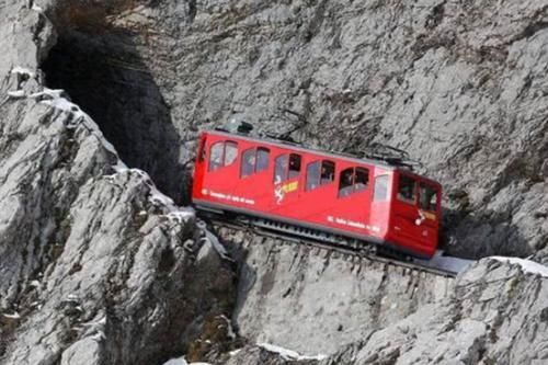 世界最陡峭的铁路，列车有一半车身在悬空，你去过吗？