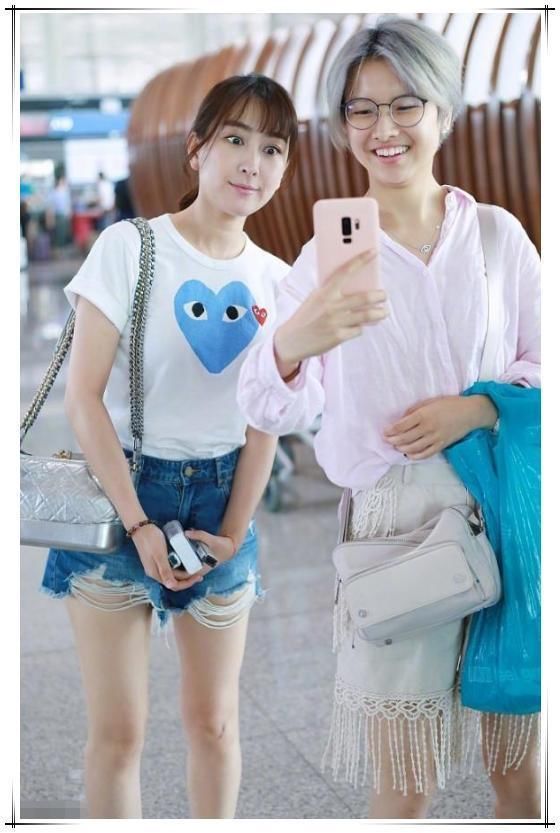 马苏够猛！短裤再往上提0.5cm就露了，网友：做完头发就是不一样