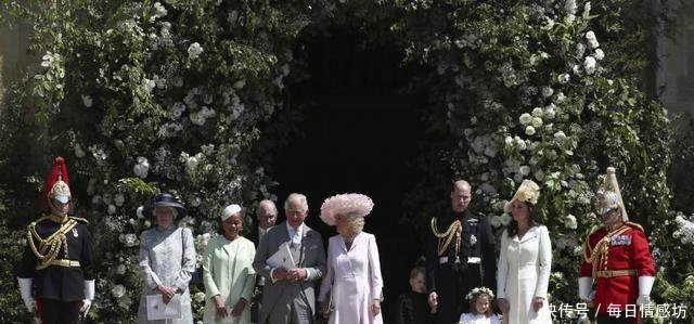 哈里大婚，凯特四穿旧衣低调登场，夏洛特公主吐舌抢镜