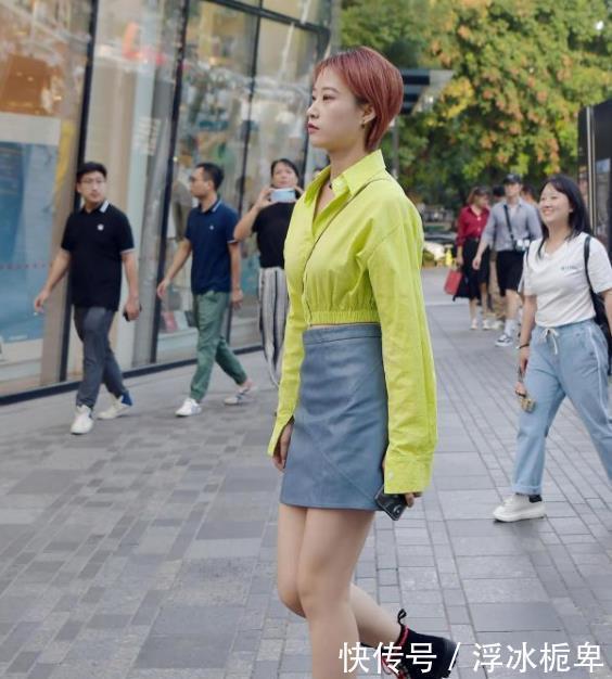 「美女」街拍美女:紧身裙穿搭,展现小姐姐优美范儿,青春时尚!