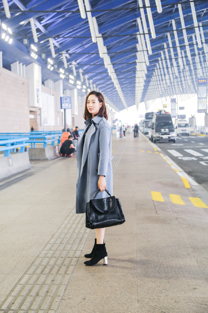 张钧甯胆真大！胸前只用一块布遮着，网友：你确定不会走光吗？