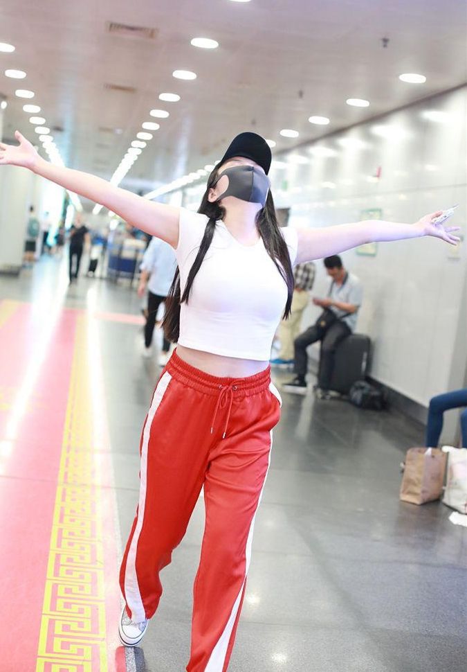 徐冬冬素颜现身机场，口罩掩面街头风十足，张开双臂放飞自我