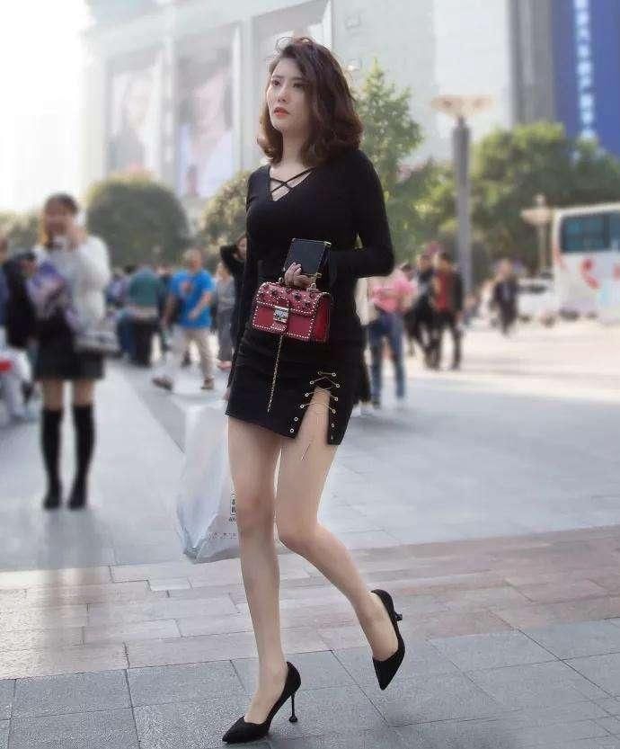 街拍: 长腿美女穿高开叉短裙, 丰腴身材动荡人心