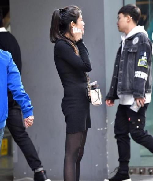  #迷人#街拍：身材苗条的小姐姐，一条黑色开叉连衣裙，时尚魅力迷人