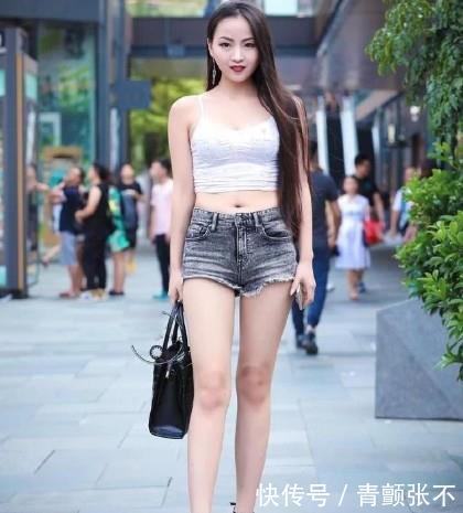 「有型」街拍:面容姣好的美女,紧身背心搭配深色热裤,美丽优雅挺拔有型