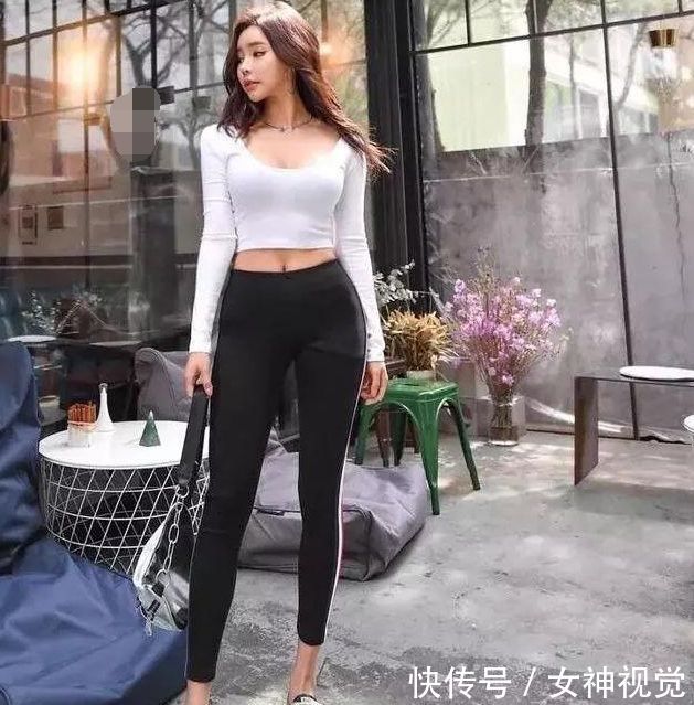 紧身打底裤：修身有型的年轻美女，尽显女人优雅姿态，十分抢眼！