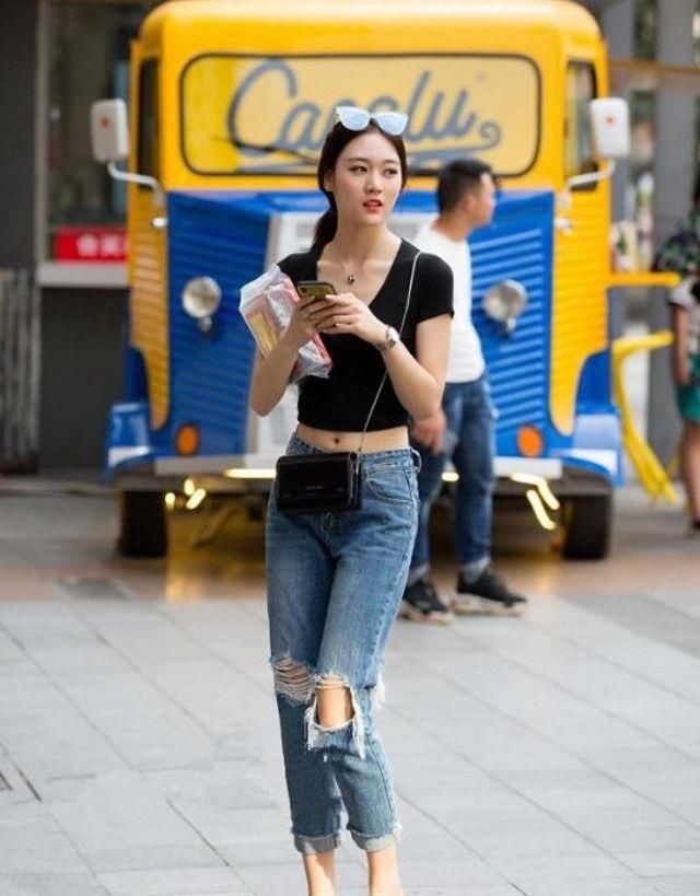  [俏丽]路人街拍，姑娘魅力十足，穿粉色阔腿裤，更显青春俏丽