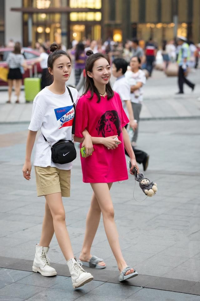 路人街拍，几套夏日简约风穿衣搭配，让你简约美美哒