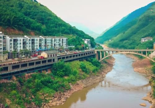 国内最神秘的古镇，峭壁上悬空着“吊脚楼”，山下桃花山上雪