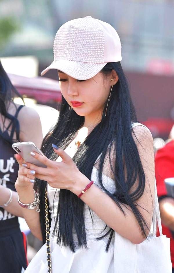 街拍:年轻有活力的美女魅力四射,穿出自己的个性和味道!