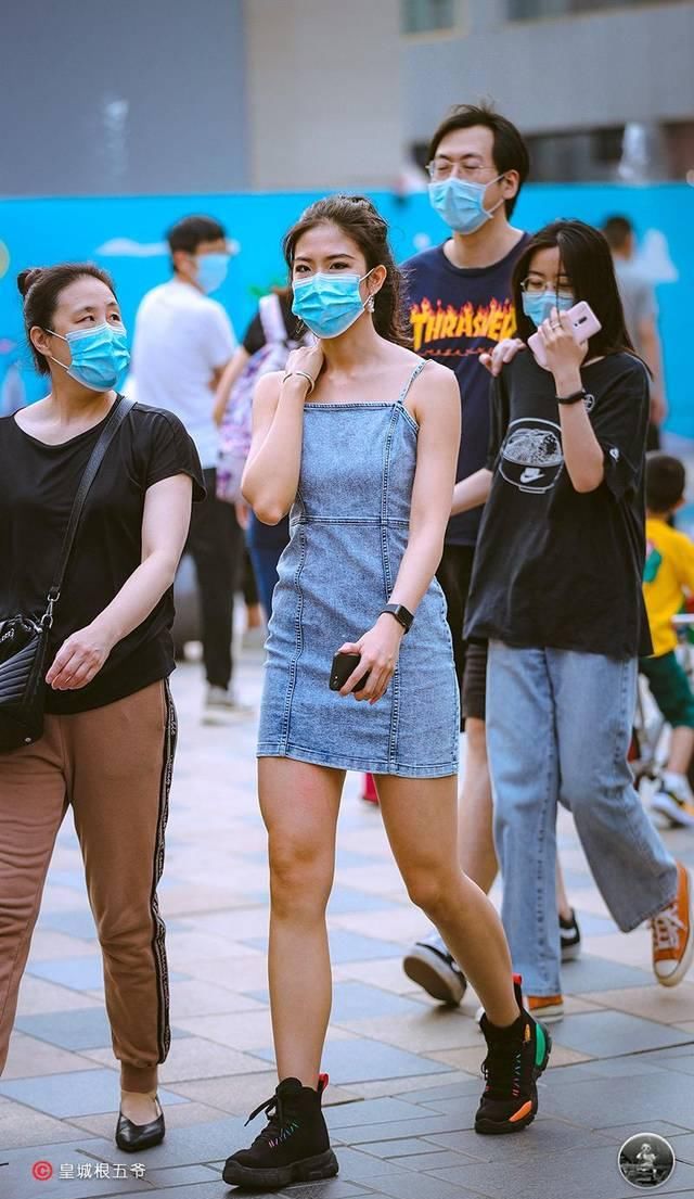  『更多』街拍：选择一些适合自己的衣服进行打扮，这样可以为自己增添自信