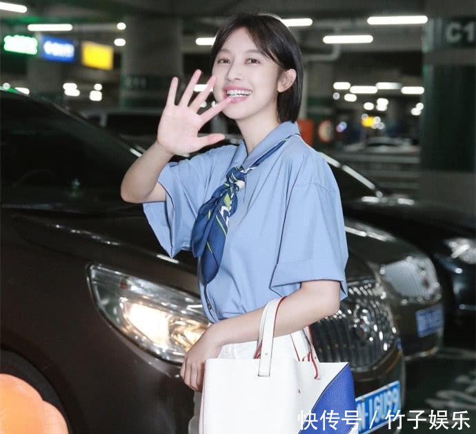 张俪还真厉害! 穿衬衫把丝巾当领带系, 不仅不丑还意外的时髦!
