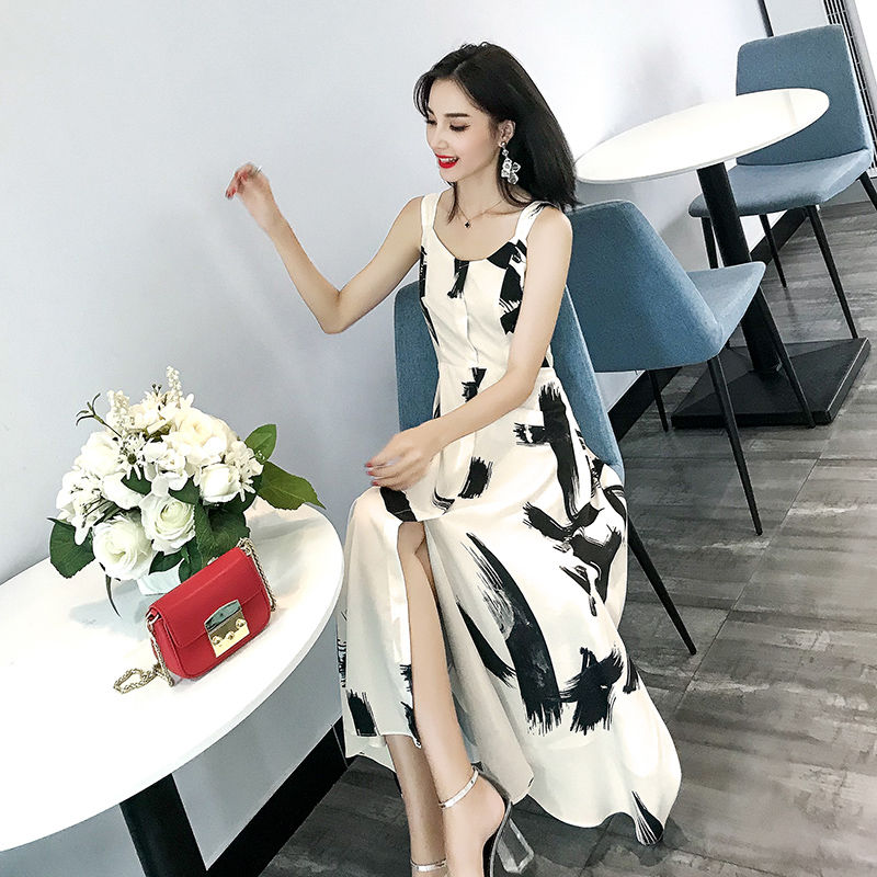 我的妈呀!40岁小姨逛街被人喊小姐姐，只因穿一条吊带裙惹的祸