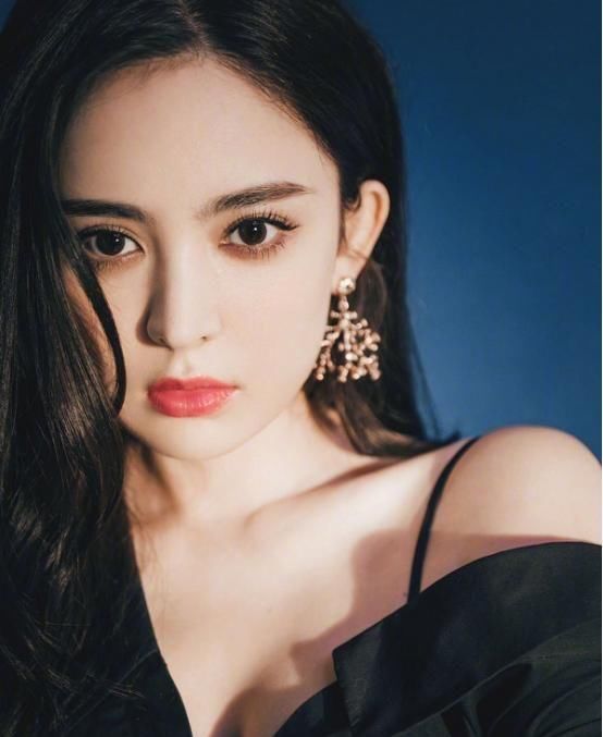 皮肤■有一种美的违规叫娜扎露香肩,皮肤光滑似牛奶,美的让人心动