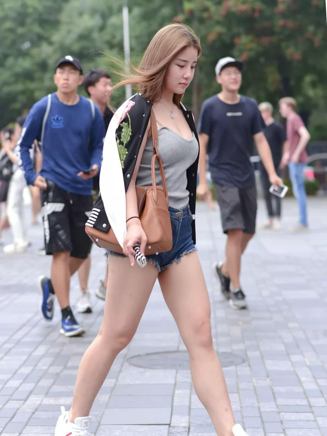 小姐姐身材肥腻大象腿，看到上身很多男人抢着要她