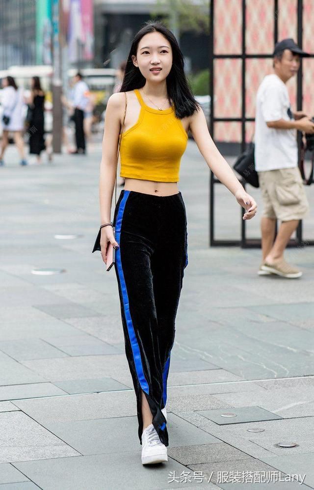 街拍：娇俏的姑娘，颜值高身材好，一个比一个有气质