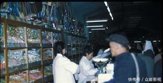 罕见老照片：看看上世纪70年代的中国什么样子，充满时代特色！