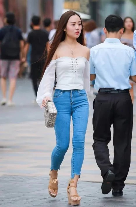 一百五十斤的的身体却拥有八十斤的脸，小姐姐这只能说是丰满