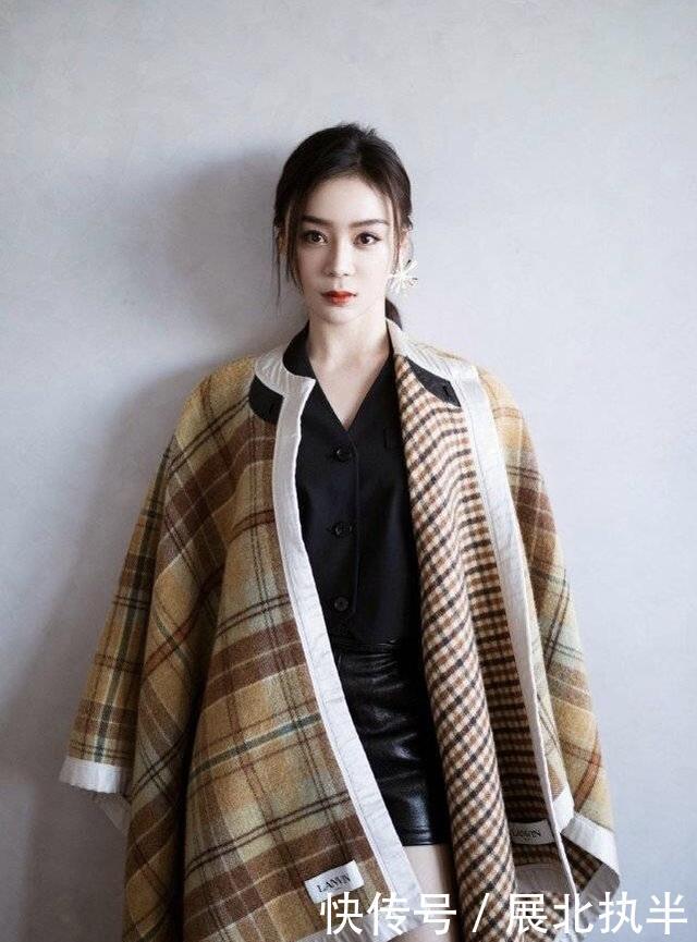  「马克」法国夫人布丽吉特气质真好！穿蓝色大衣亮肤色，走路都挽着马克龙