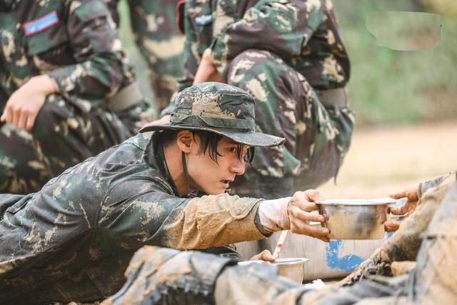 他在流量正盛时突然留学日本 为澄清传闻急忙晒女友照片