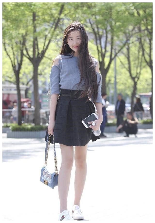 街拍｜：身材高挑，吊带上衣包裹着傲人的胸围，撩人！