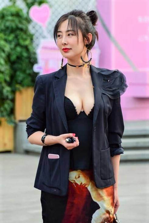 时尚街拍：蕾丝配花裙，这个大姐姐，优雅又迷人！