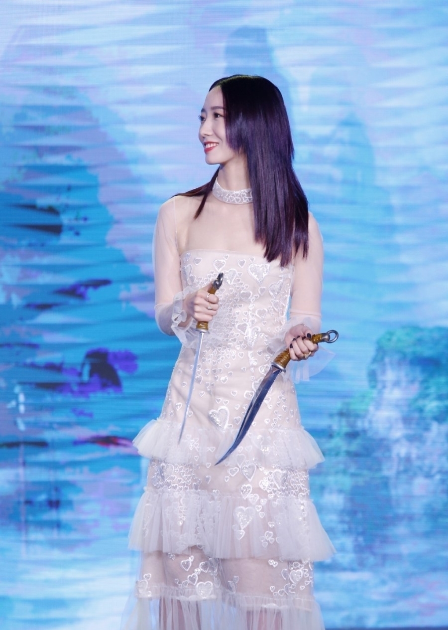 仙气■孟美岐穿3千6的裙子配短靴,身高虽不及李沁,可仙气十足成焦点
